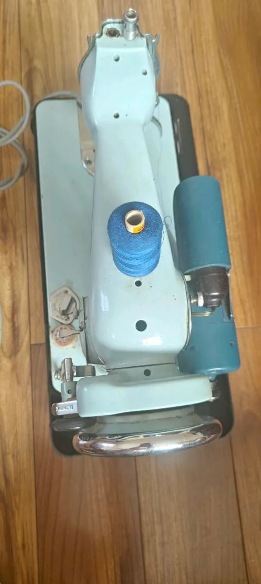 Jones vintage sewing machine - Image 3