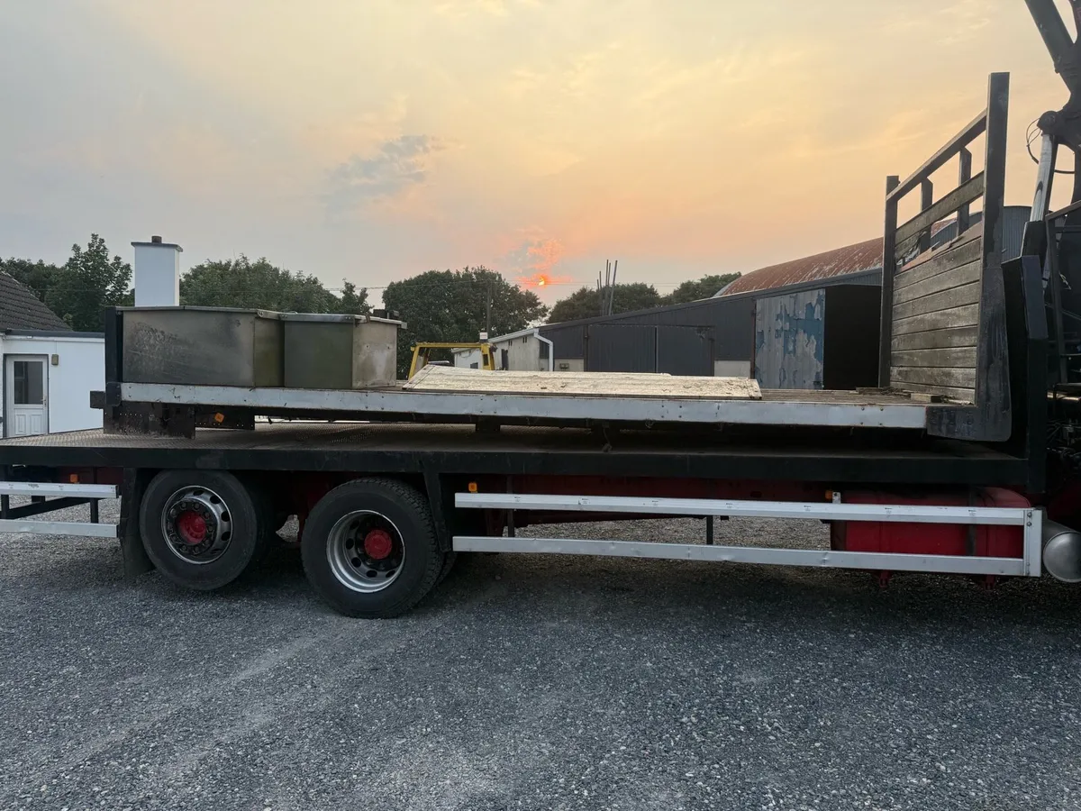 Truck flat body 19 feet long, - Image 1