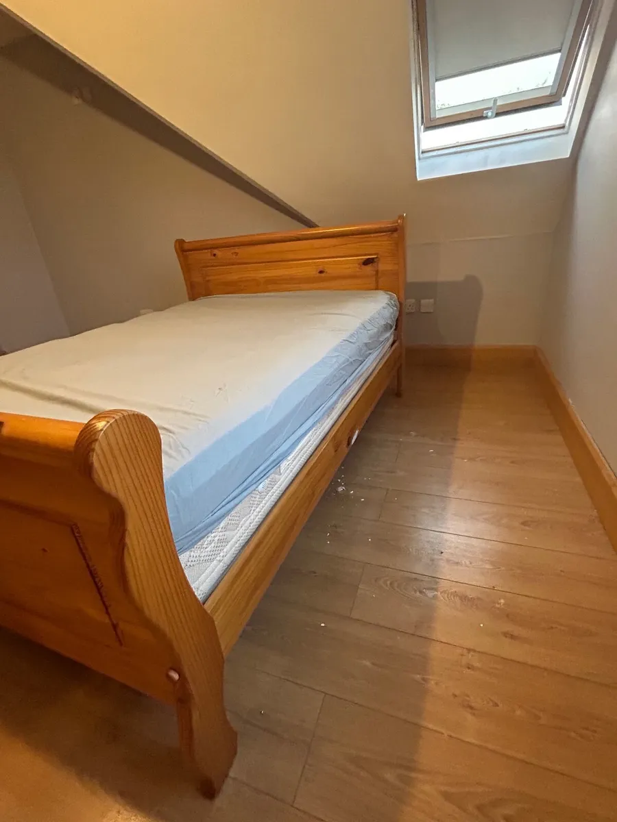 Oak bed frame with or without mattress - Image 2