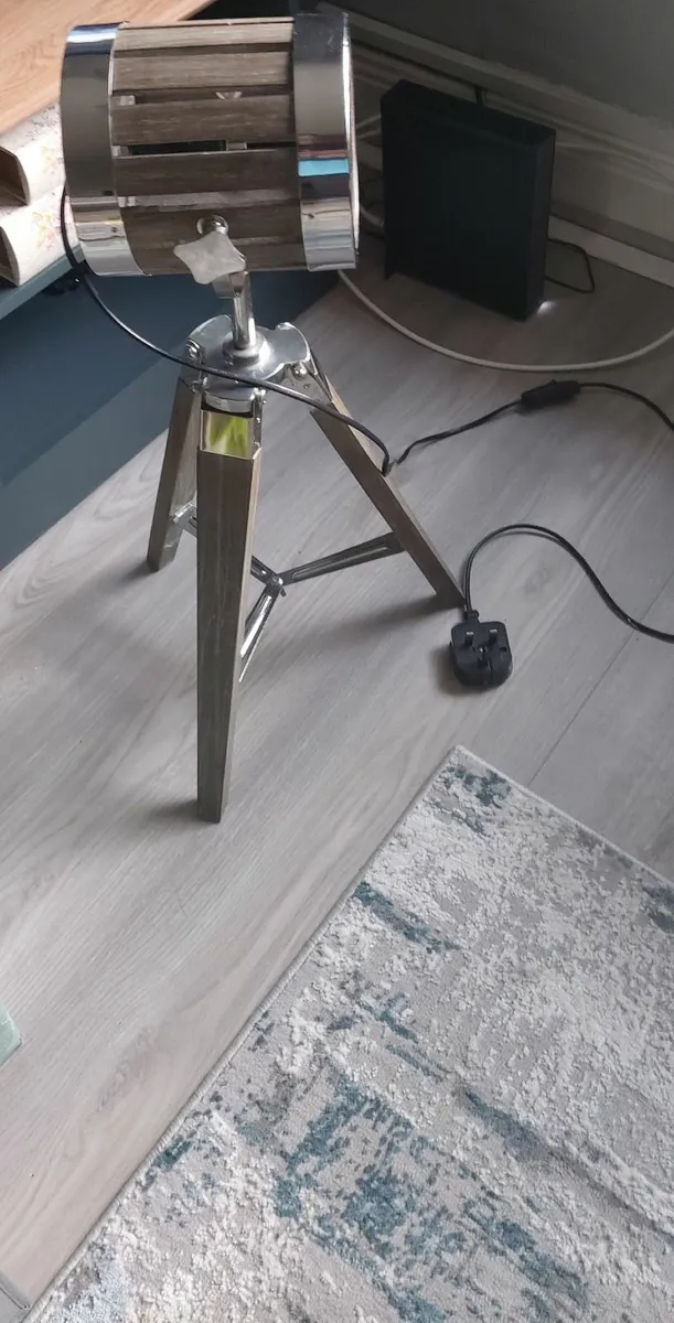 Tripod wooden lamp - Image 1
