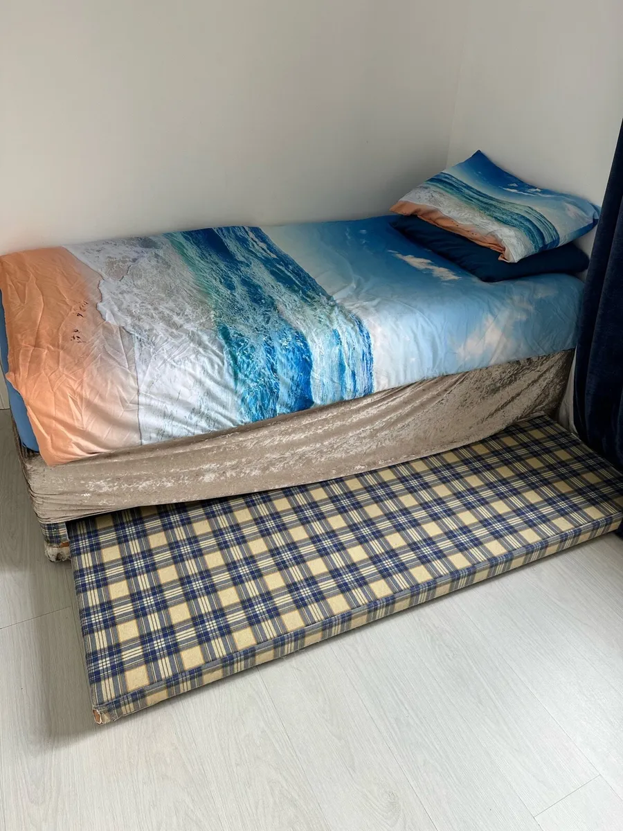 Single bed - Image 1