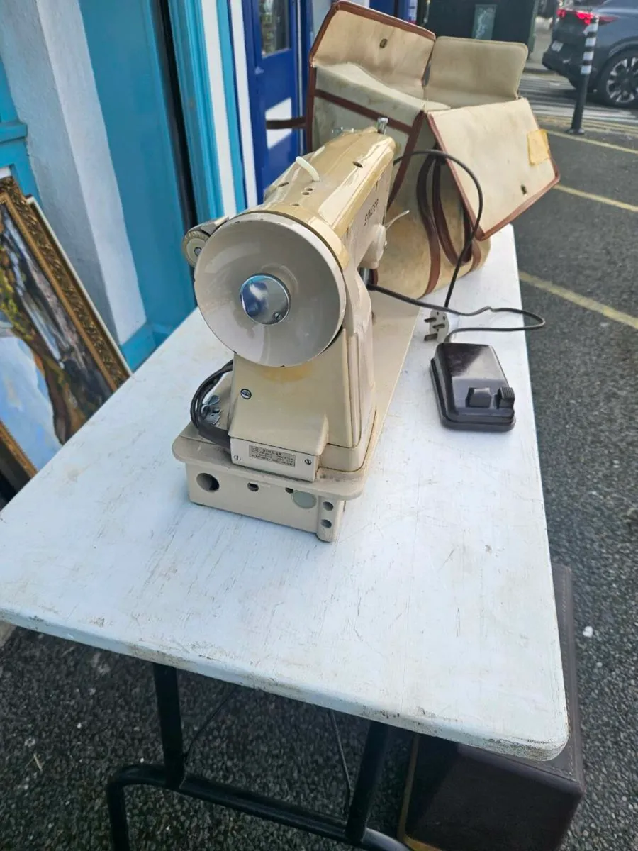 Vintage Singer Sewing Machine - Image 3