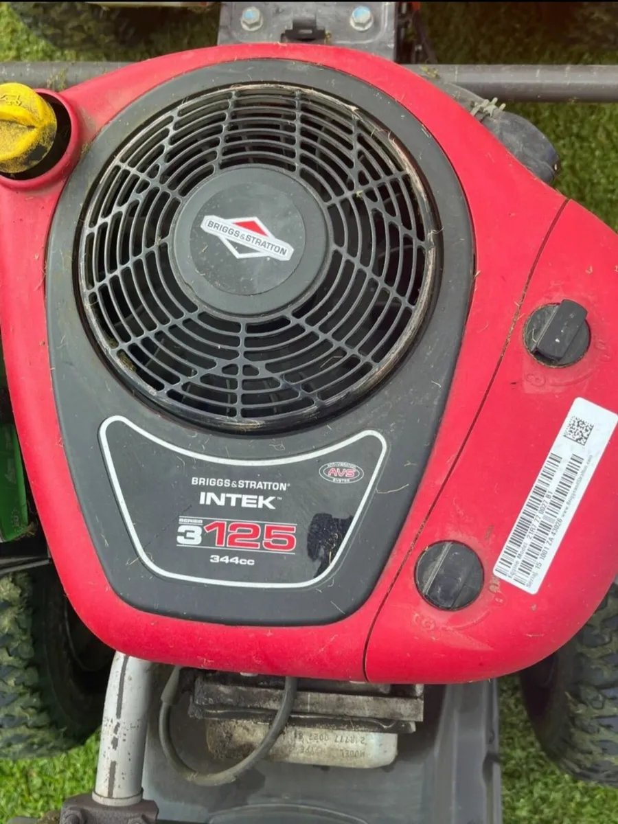 Husqvarna R213C Front deck mower. - Image 2