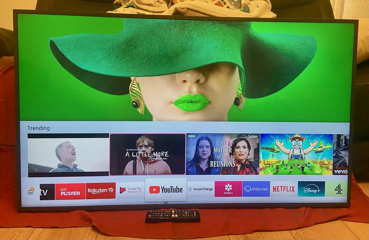 Samsung 50” 4K Crystal UHD Smart TV & Wall Bracket - Image 1