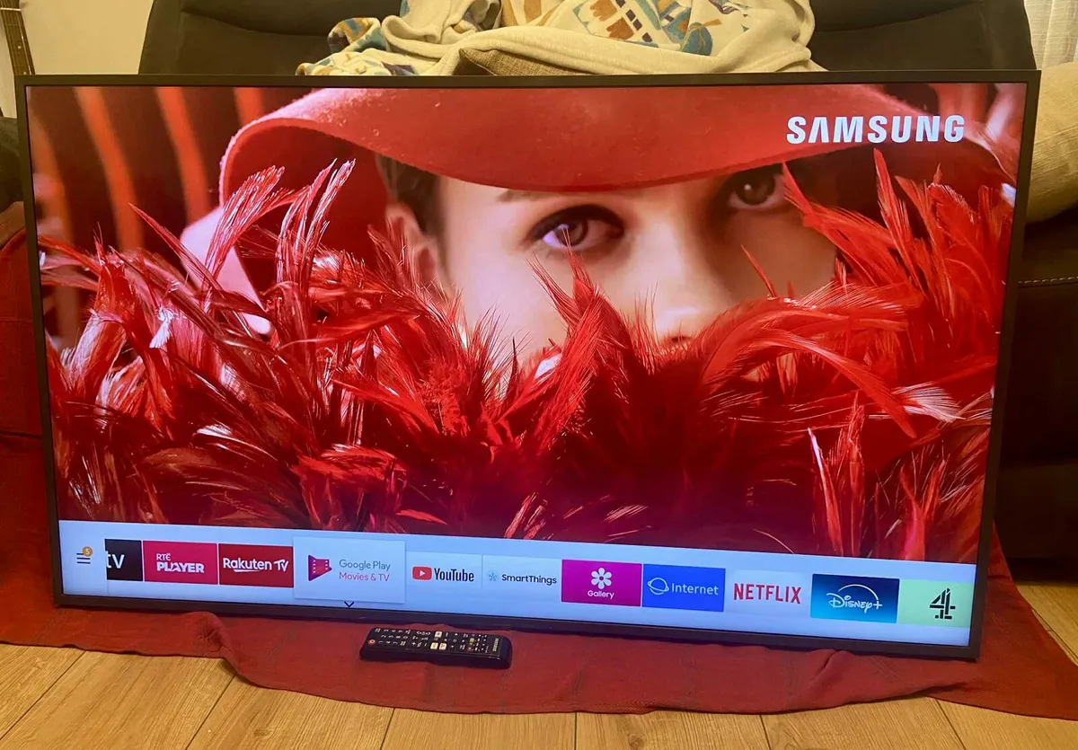 Samsung 50” 4K Crystal UHD Smart TV & Wall Bracket - Image 2