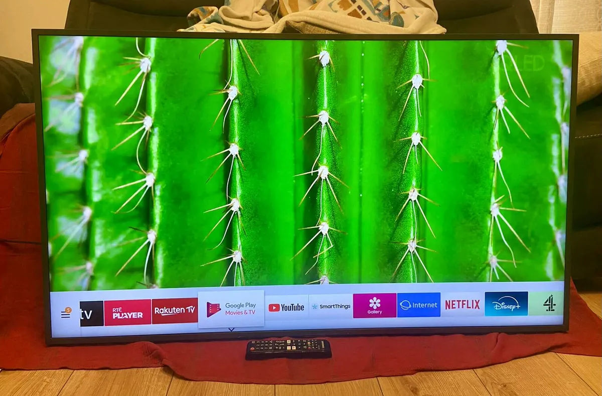 Samsung 50” 4K Crystal UHD Smart TV & Wall Bracket - Image 4