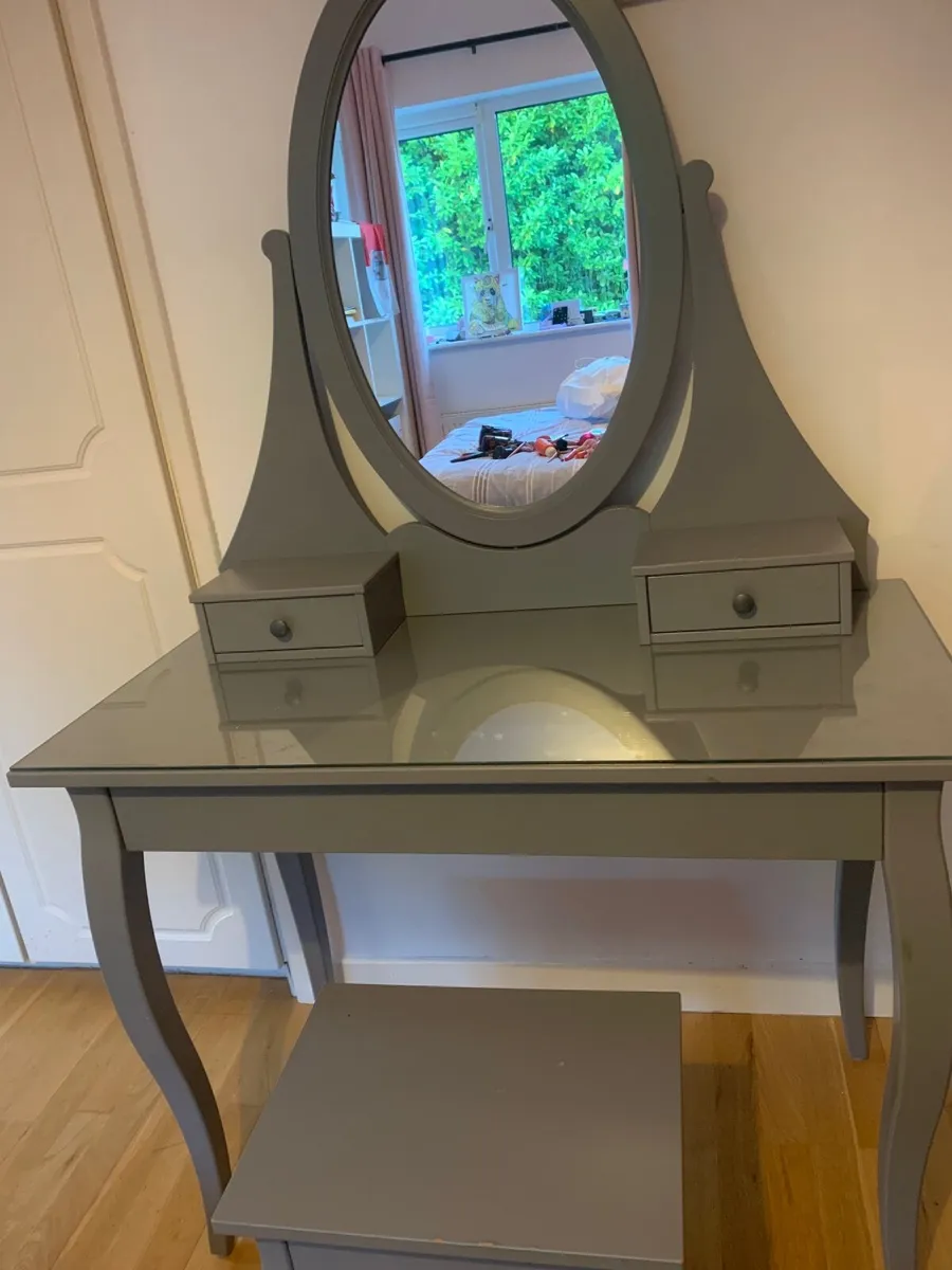 Dressing table - Image 1