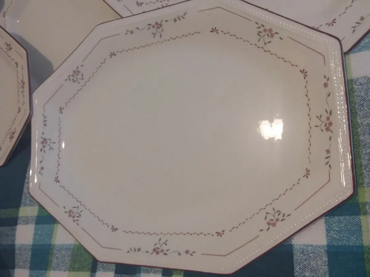 JOHNSON BROTHERS DINNER SERVICE - Image 2