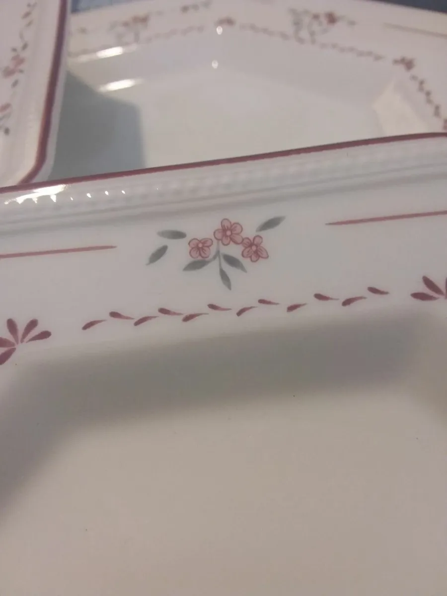 JOHNSON BROTHERS DINNER SERVICE - Image 3