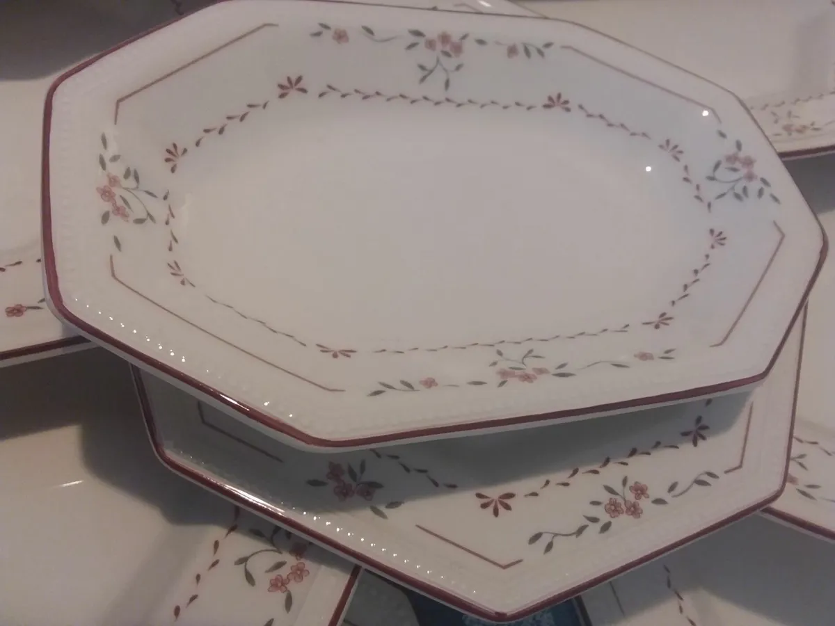 JOHNSON BROTHERS DINNER SERVICE - Image 4