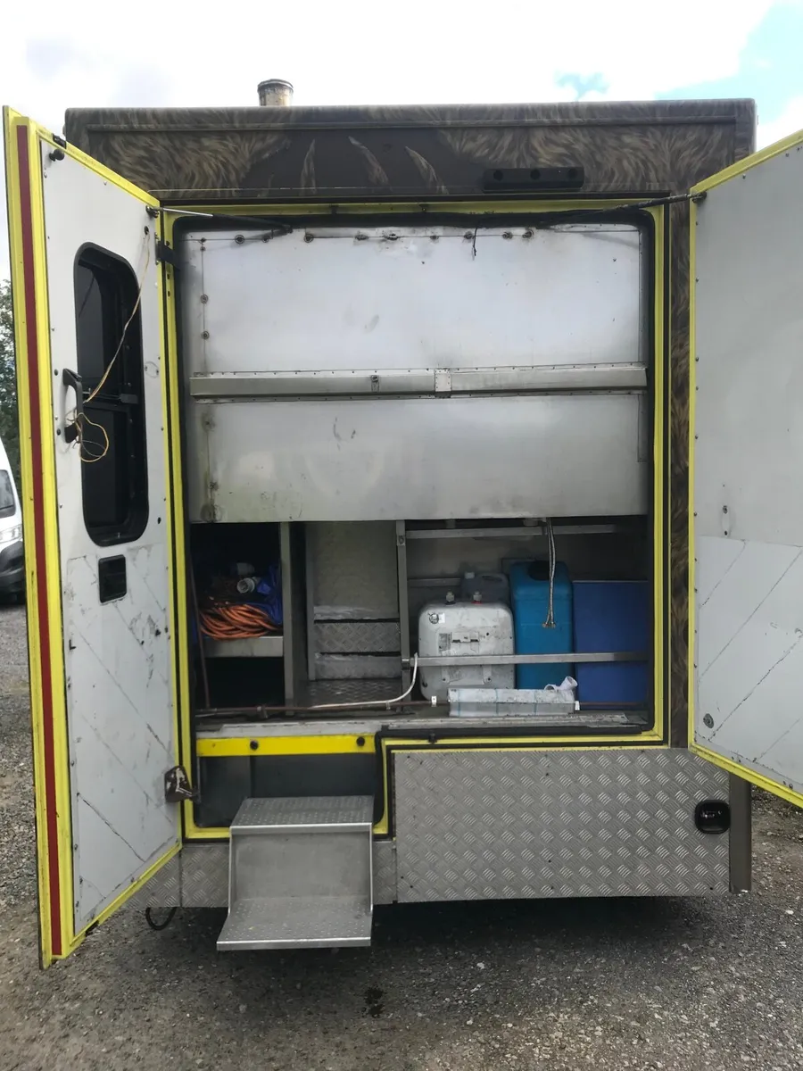Wood fired pizza van - Image 3