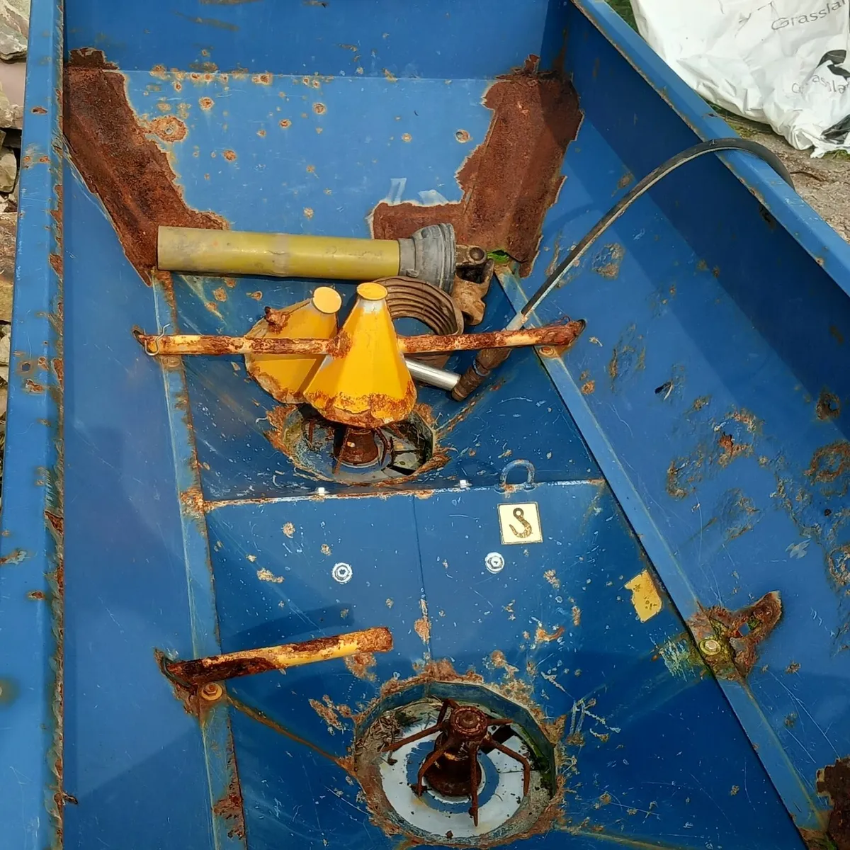 Fertiliser Spreader - Image 1
