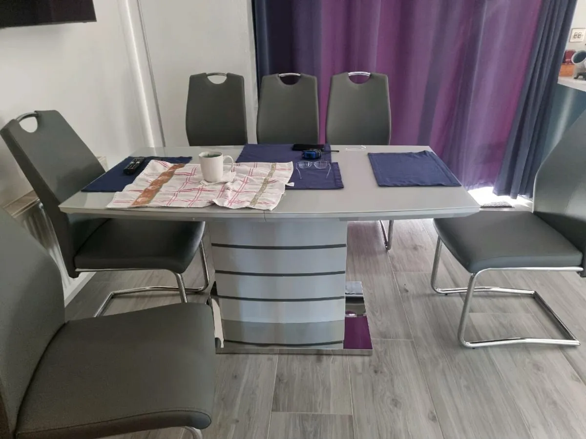Kitchen table and chairs - Image 2