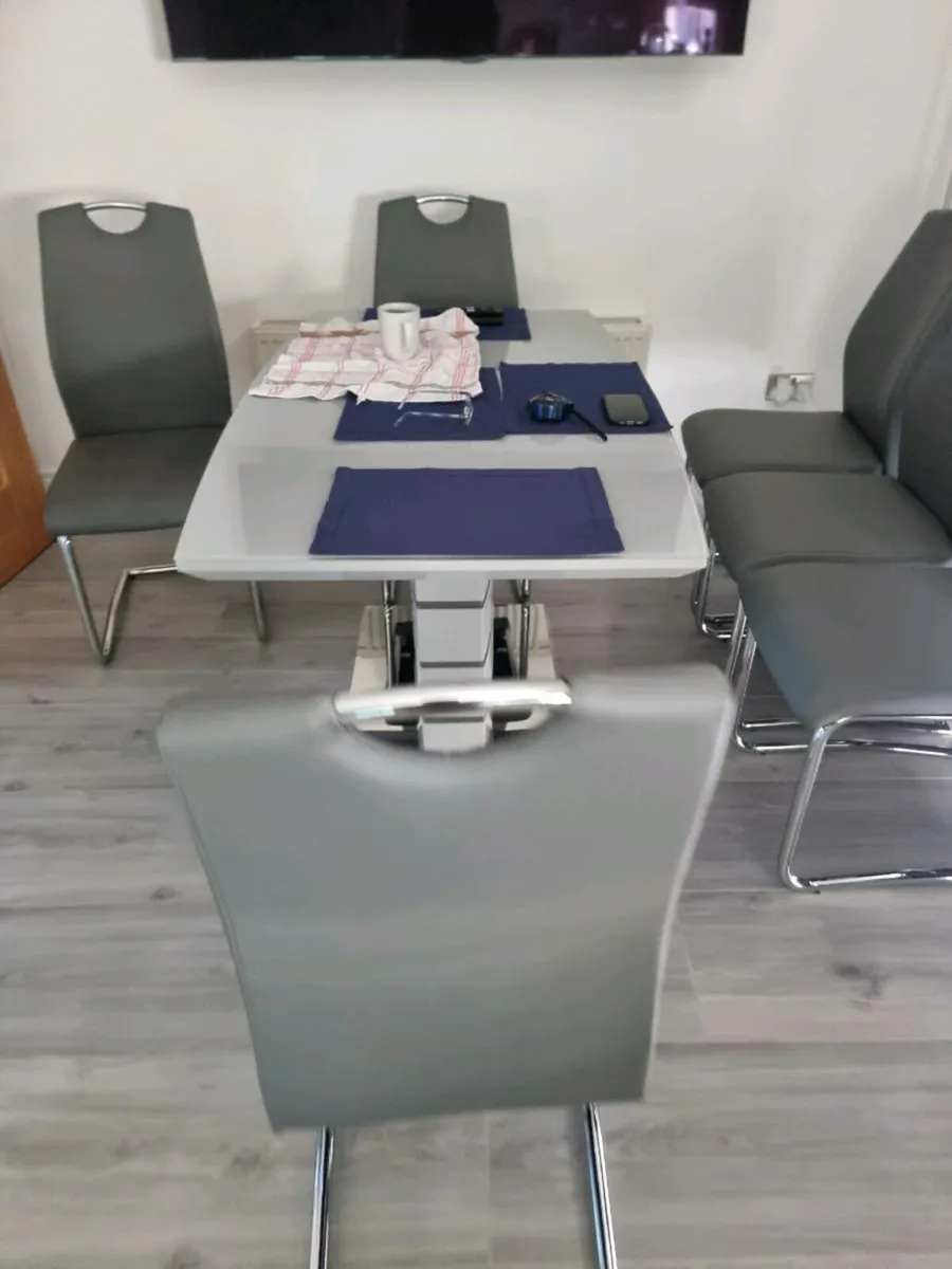 Kitchen table and chairs - Image 3