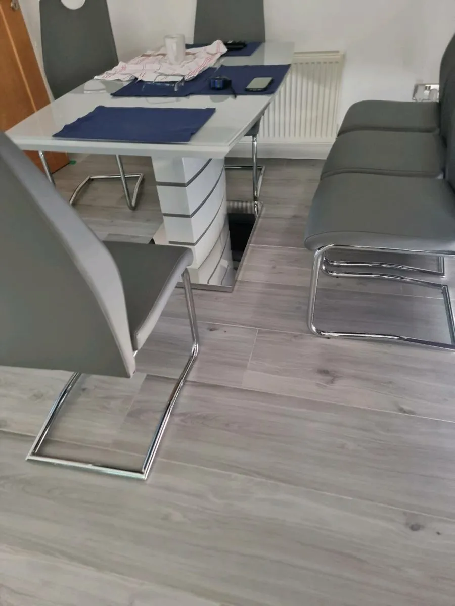 Kitchen table and chairs - Image 1