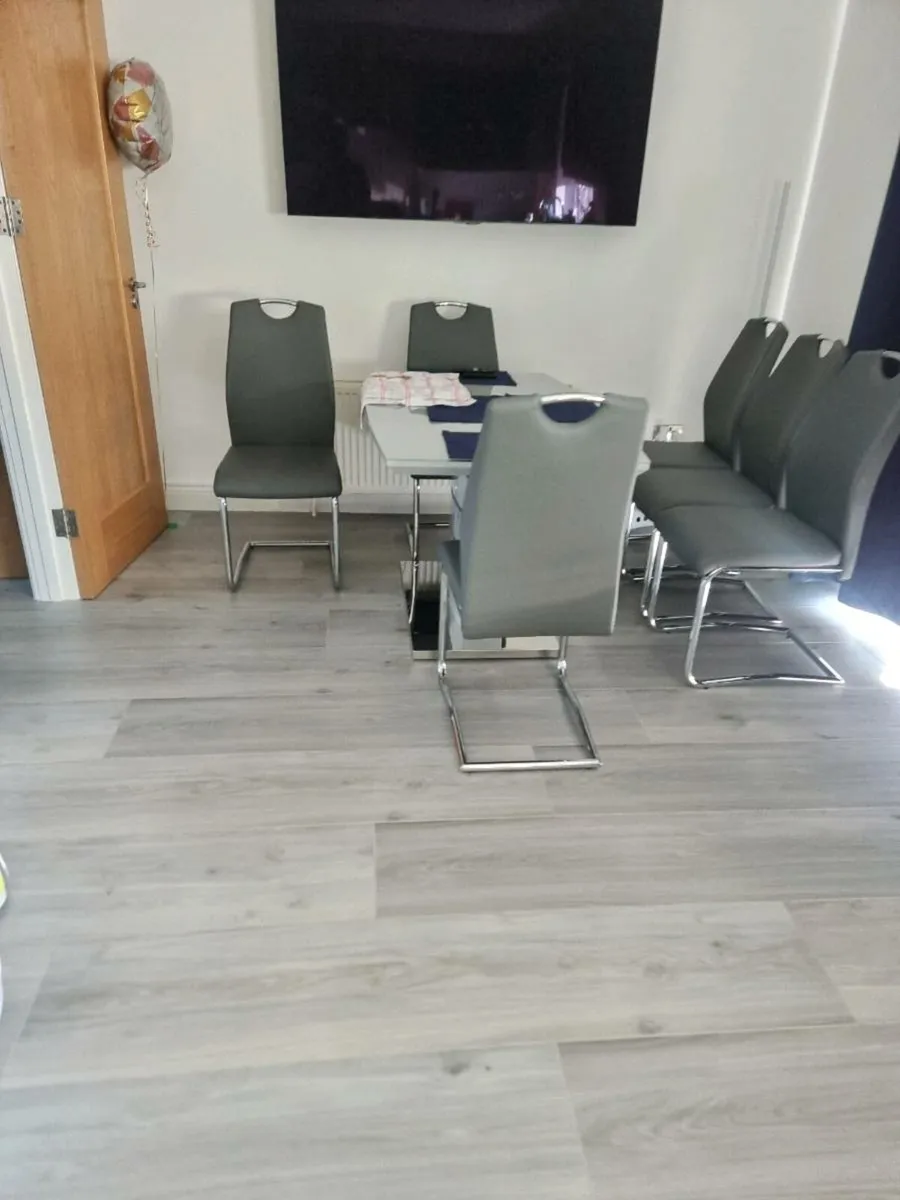 Kitchen table and chairs - Image 4