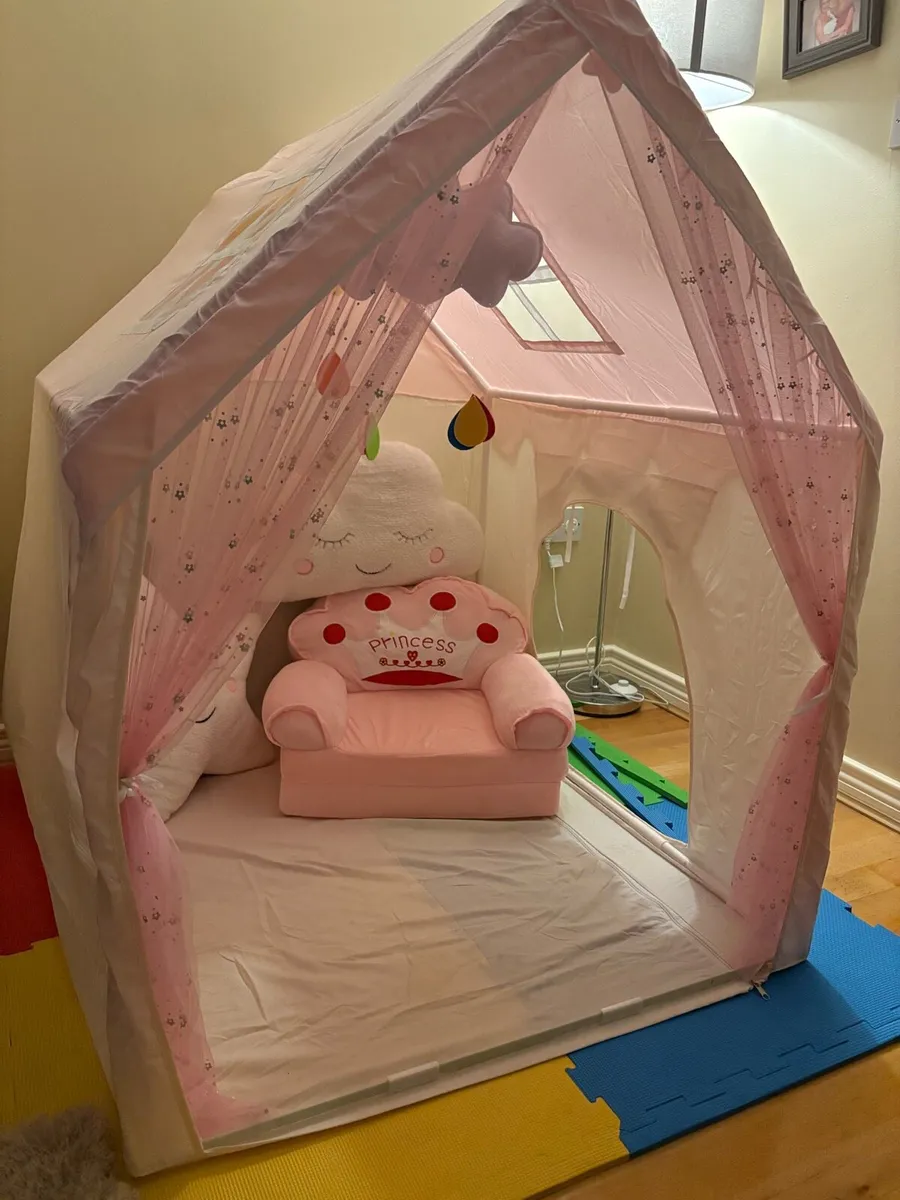 Toddler tent and accessories - Image 1