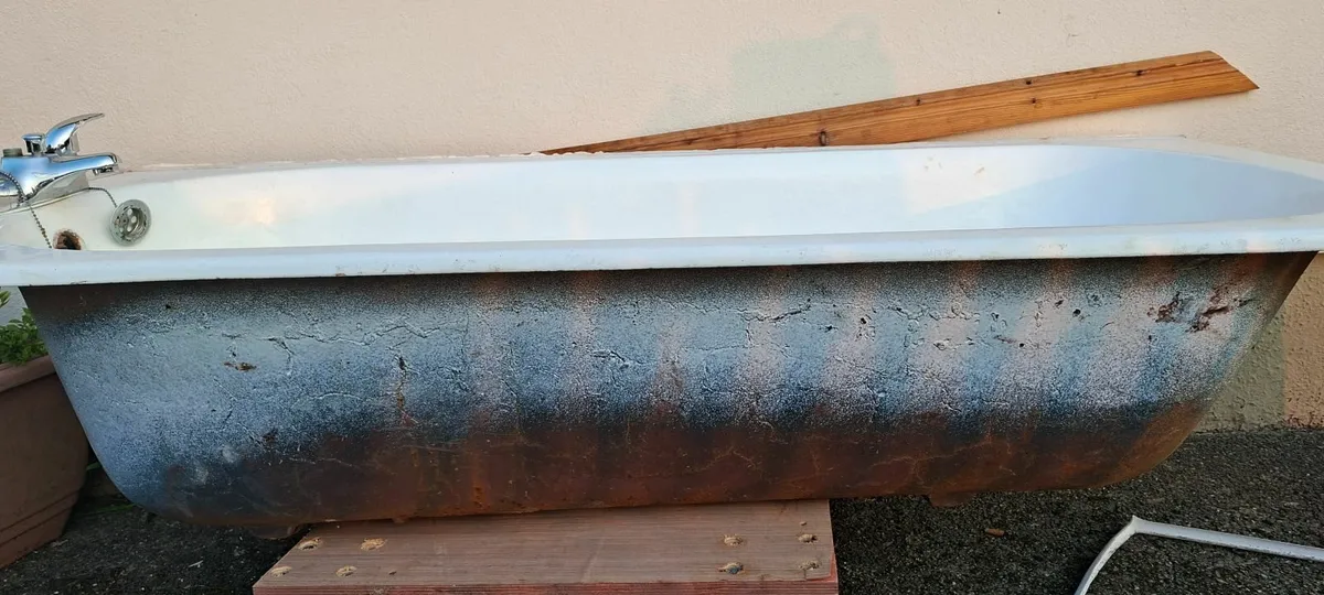 Cast iron bath - Image 1