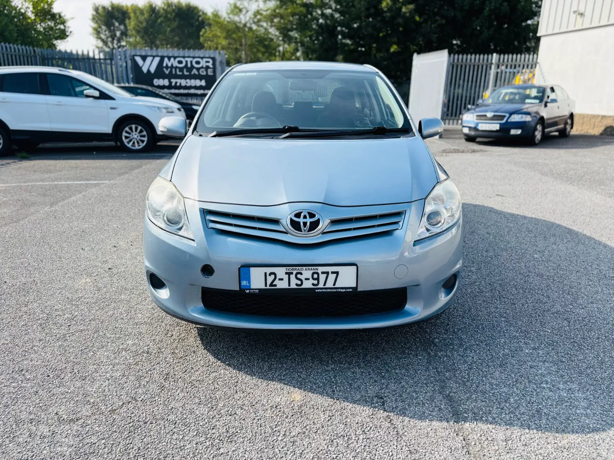 Toyota Auris 2012 - Image 2