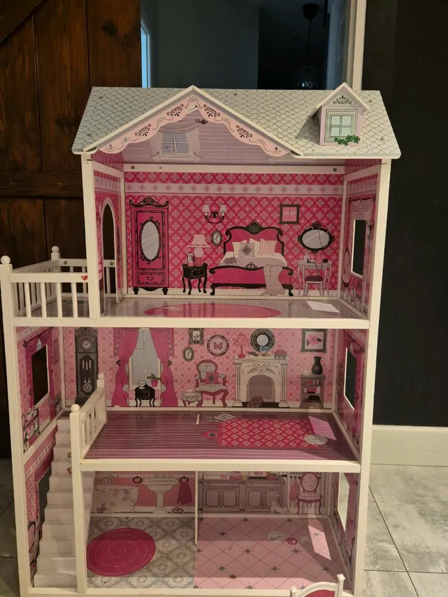 Doll house + accessories - Image 1