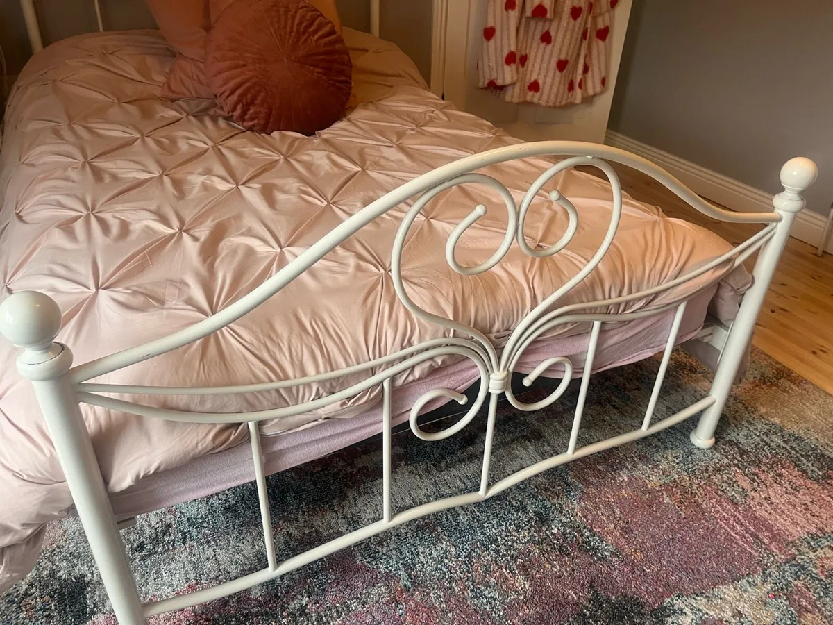 Bed frame - Image 1