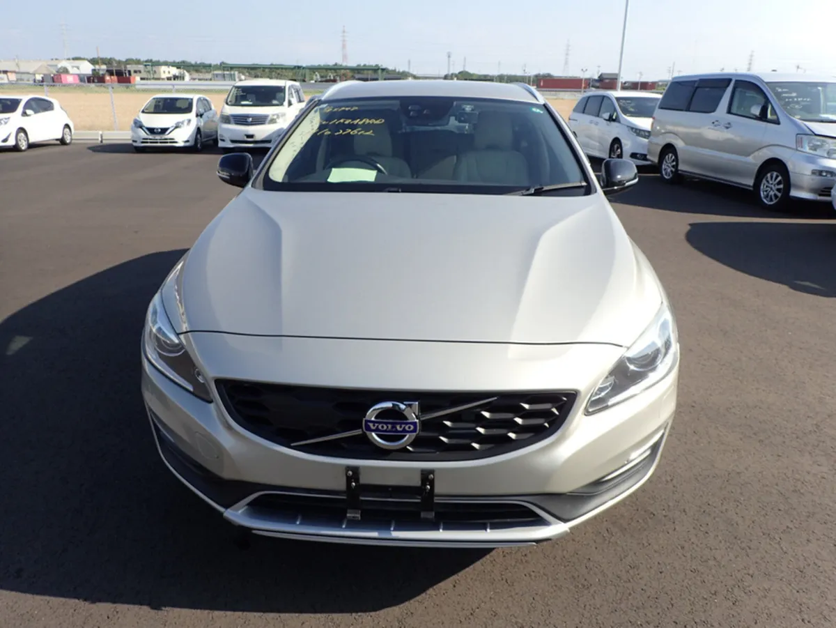 Volvo V60 2.0 D4 CROSS COUNTRY SE LUXURY DIESEL 19 - Image 2