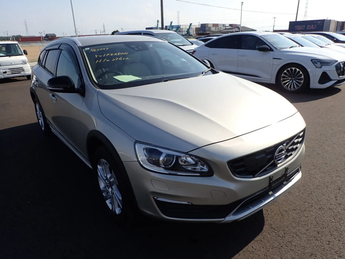Volvo V60 2.0 D4 CROSS COUNTRY SE LUXURY DIESEL 19 - Image 3