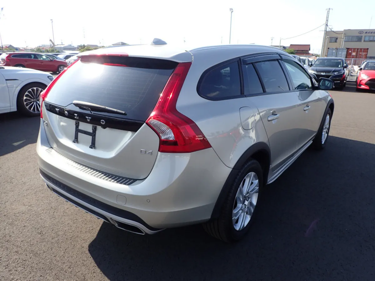 Volvo V60 2.0 D4 CROSS COUNTRY SE LUXURY DIESEL 19 - Image 4