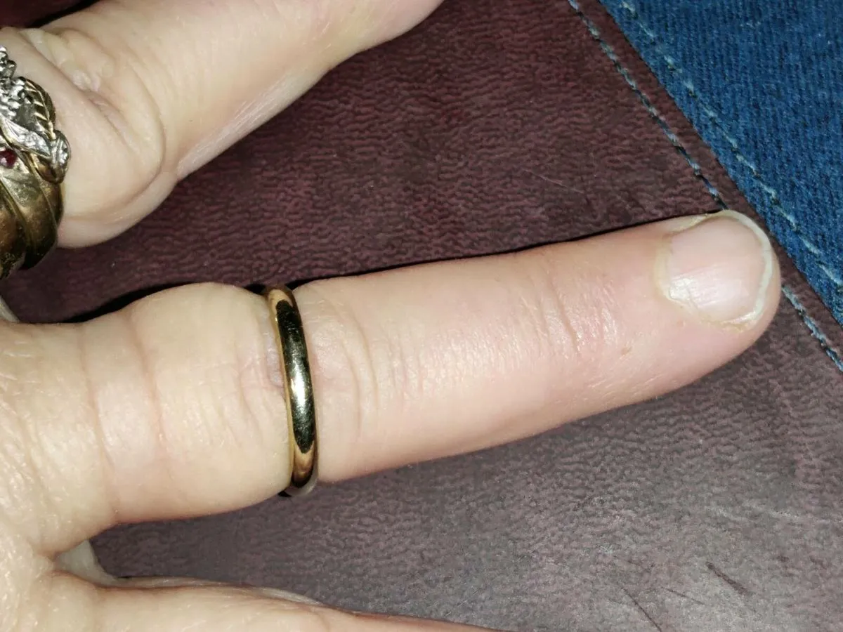 D-SHAPED WEDDING, 9CT Thick Gold Unisex Ring ! - Image 4