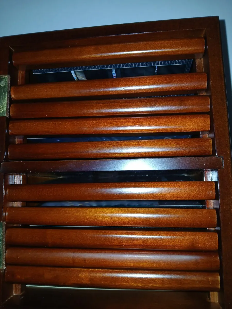 Photo storage complete with laminate dividers - Image 3