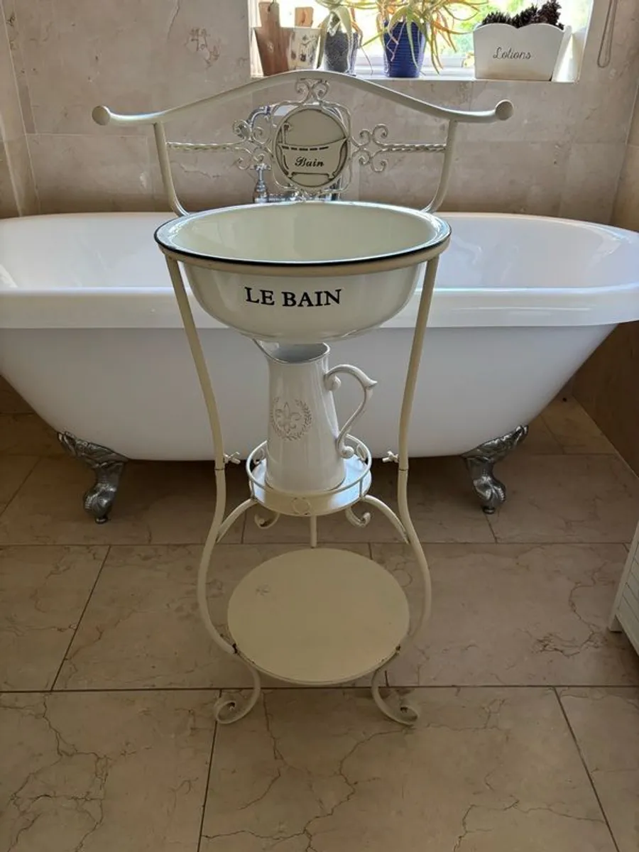 Lovely Bath Stand - Image 3