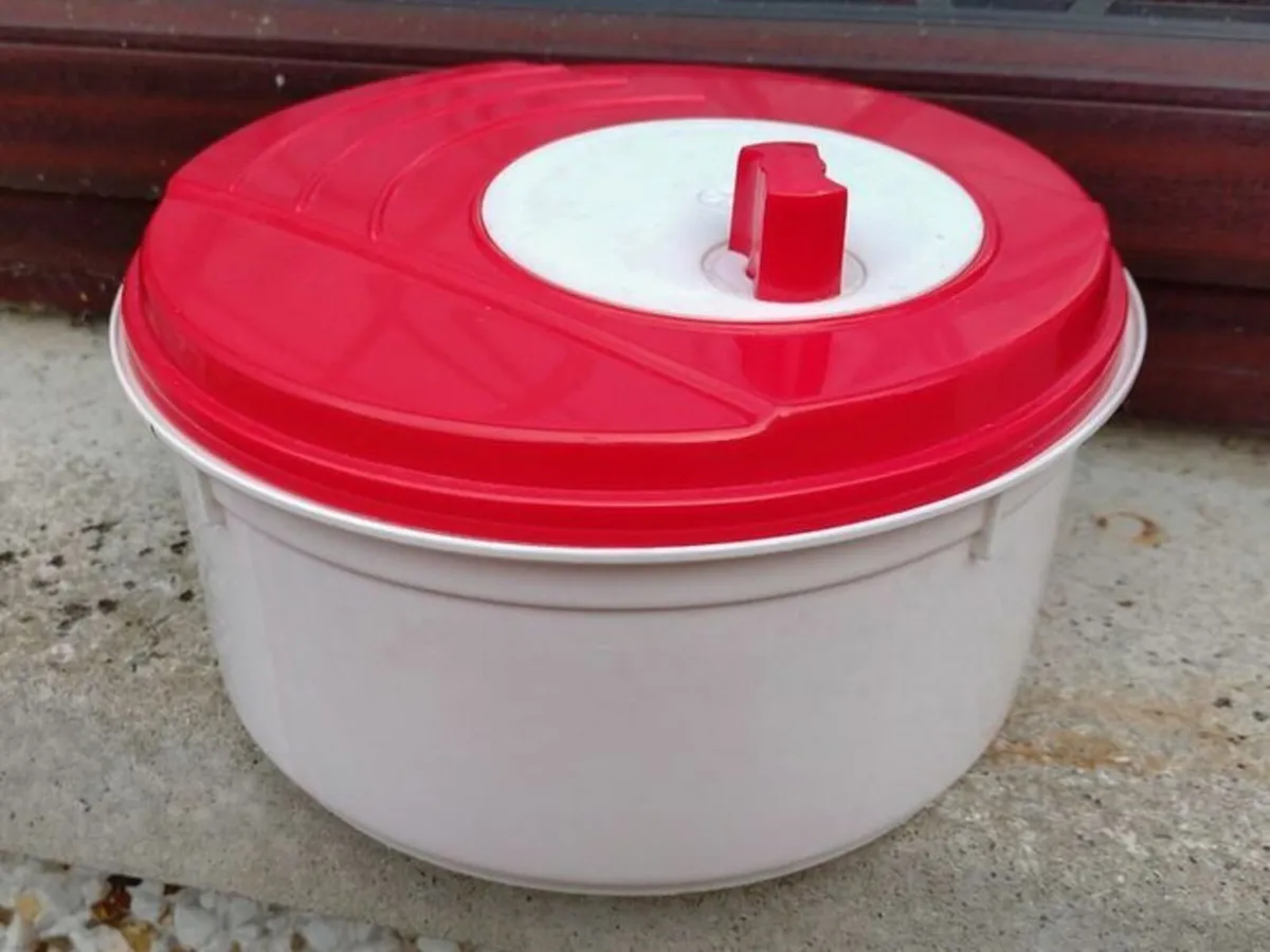 SALAD SPINNER (MISSING PLASTIC INSERT) USED. - Image 1