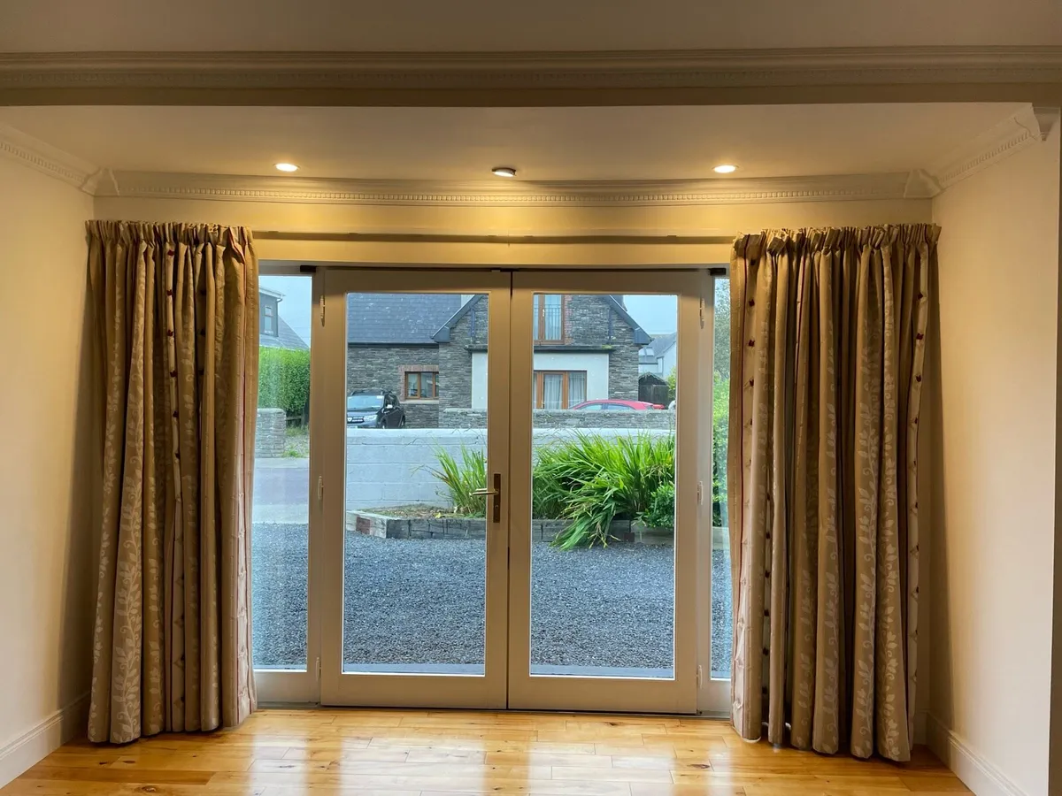 Fully lined curtains with bendable track - Image 1