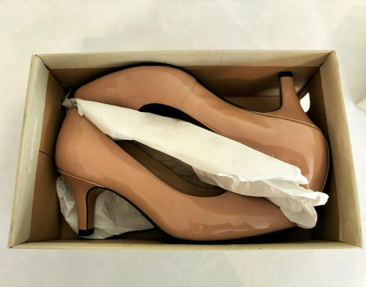 Clarks Court Shoe- Size 39.5/ UK 6. Heel 6.5cm. - Image 1