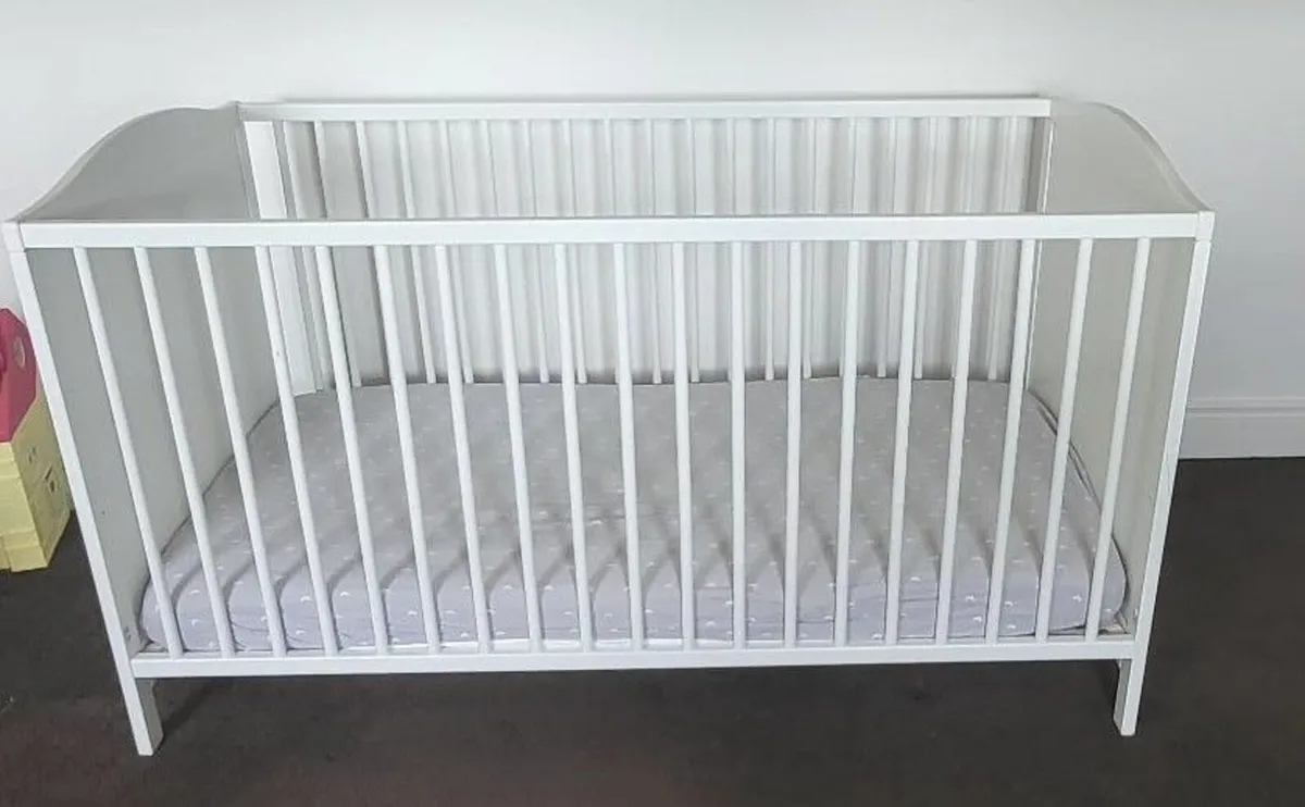 Cot bed / Rocking chair / Changing table - Image 1
