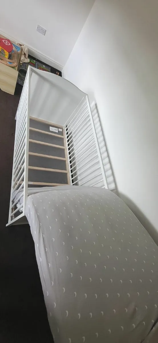 Cot bed / Rocking chair / Changing table - Image 4