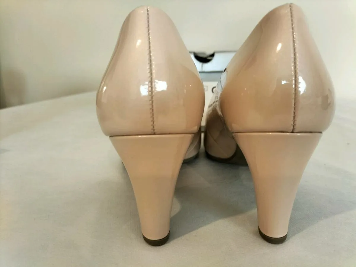 Gabor. Never used. Size 6.5. Classic Court Shoe - Image 4