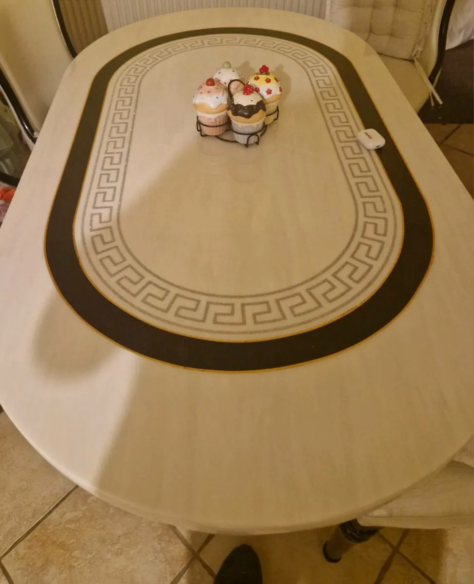 Kitchen table & chairs - Image 1