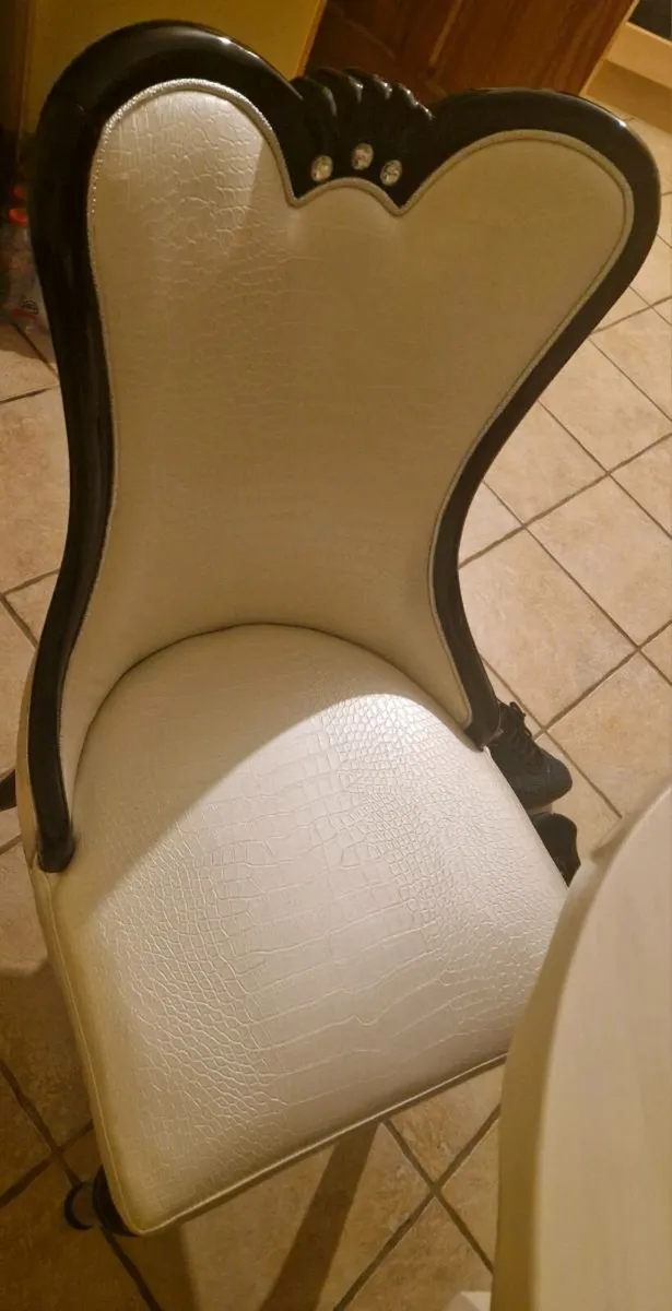 Kitchen table & chairs - Image 2