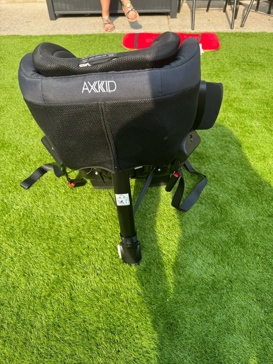 AXKID minikid 2 rear facing car seat. - Image 2