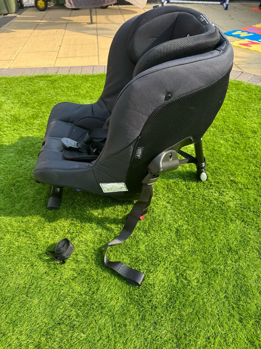 AXKID minikid 2 rear facing car seat. - Image 3