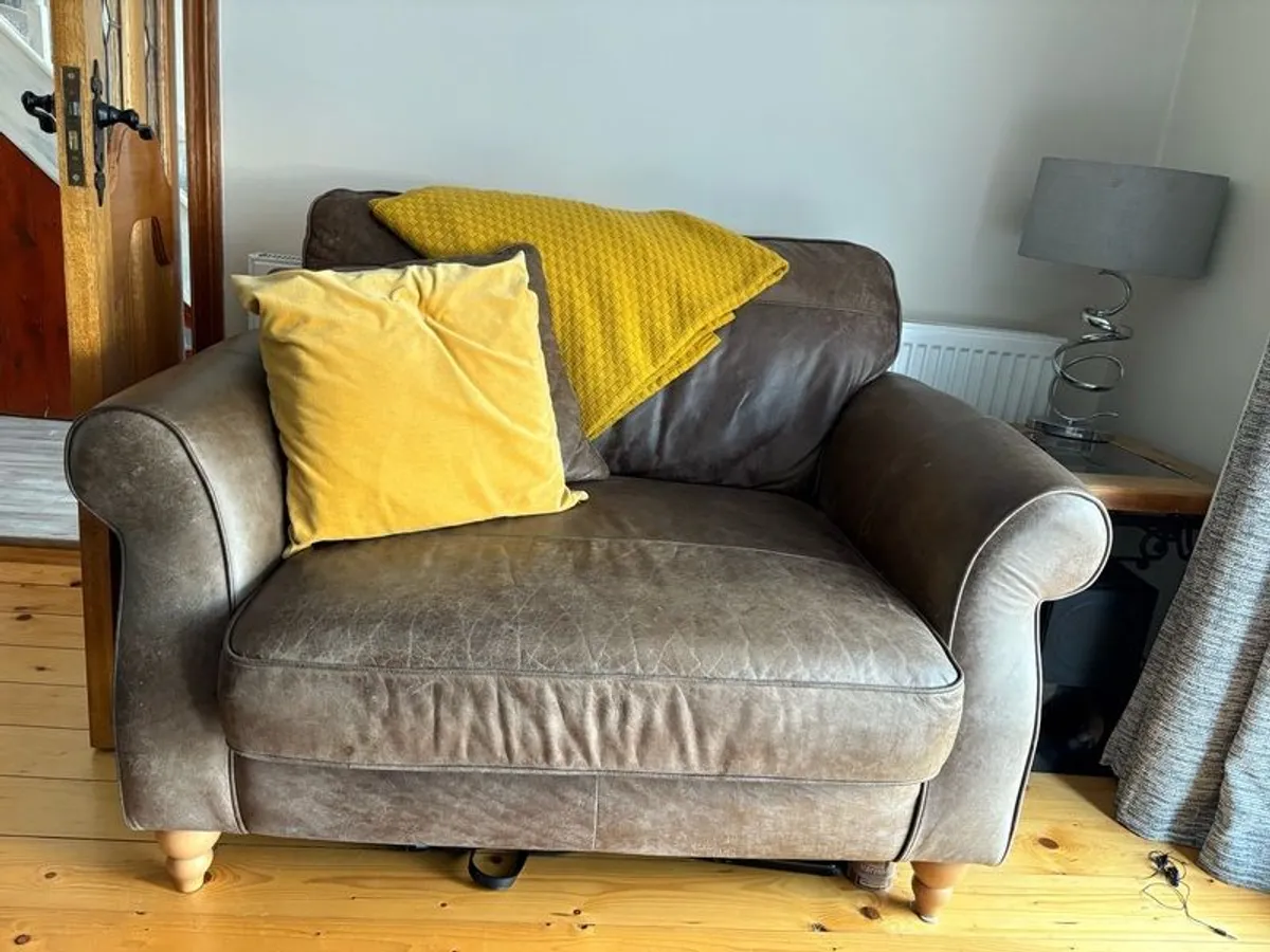 love chair/snuggle chair - Image 1