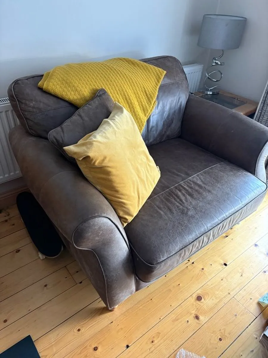 love chair/snuggle chair - Image 2