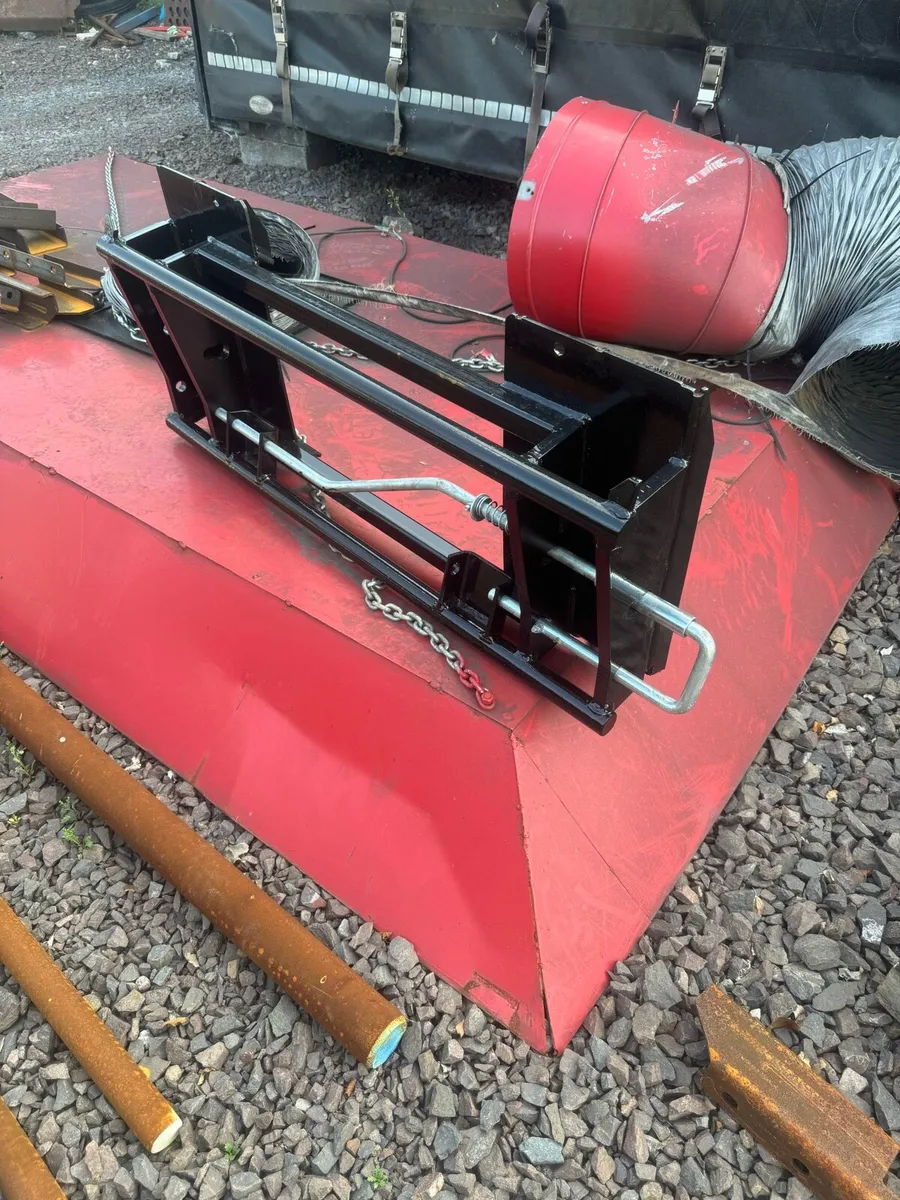 Skidsteer to Euro 8 adaptor - Image 1