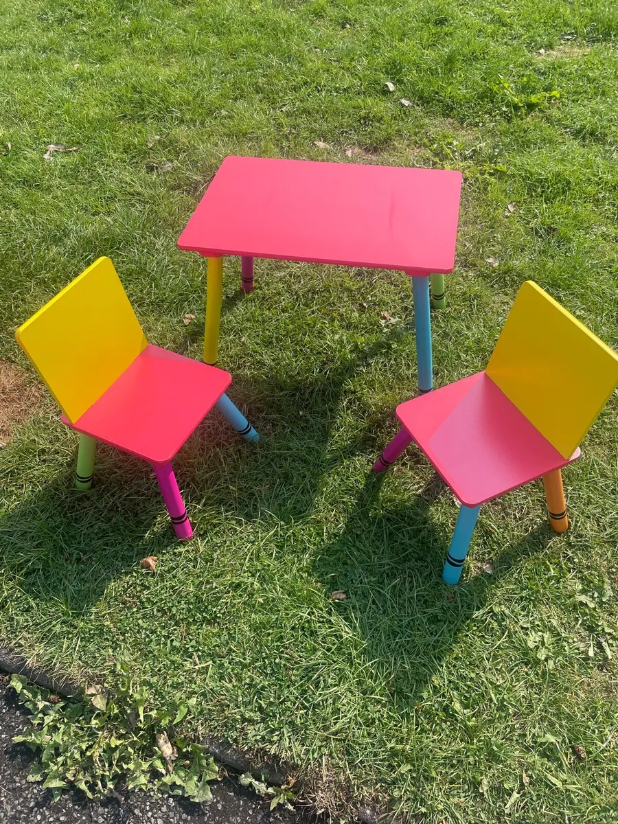 Kids table and chairs - Image 1