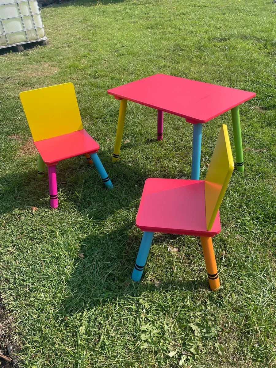 Kids table and chairs - Image 2