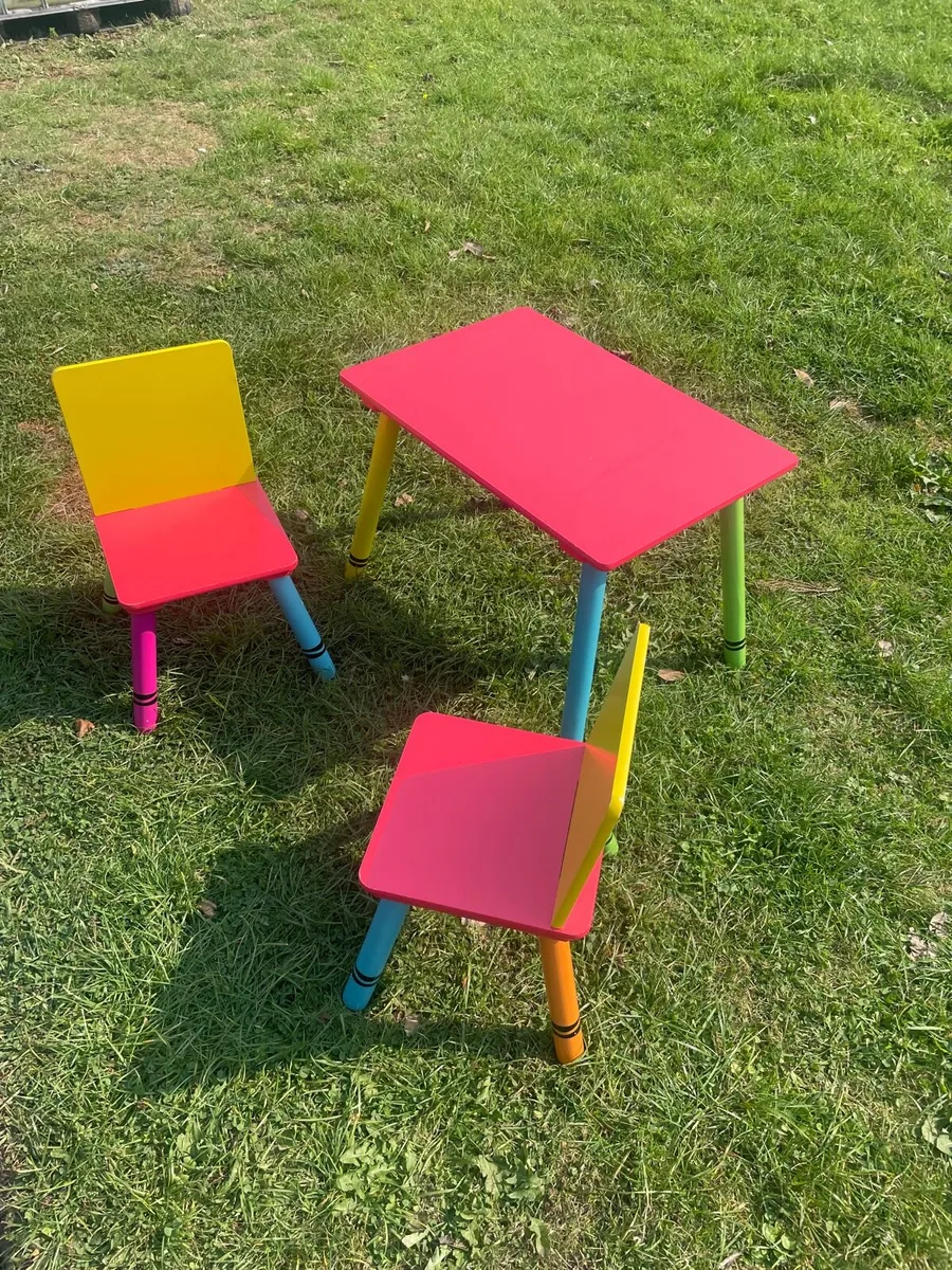 Kids table and chairs - Image 3