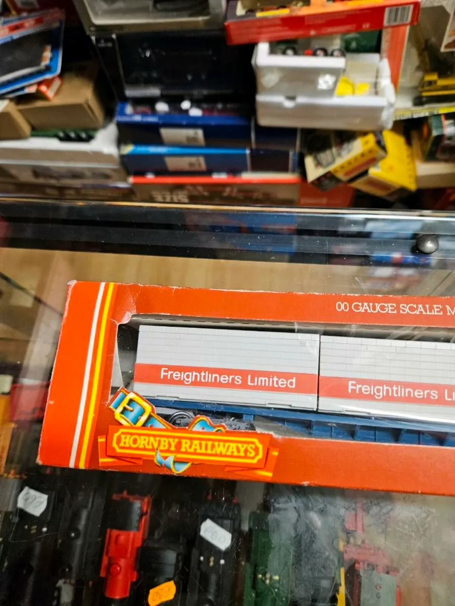 Hornby OO Gauge Container Wagon - Image 2