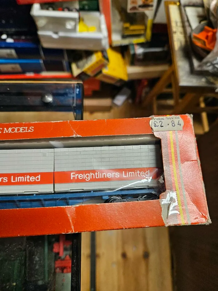 Hornby OO Gauge Container Wagon - Image 4