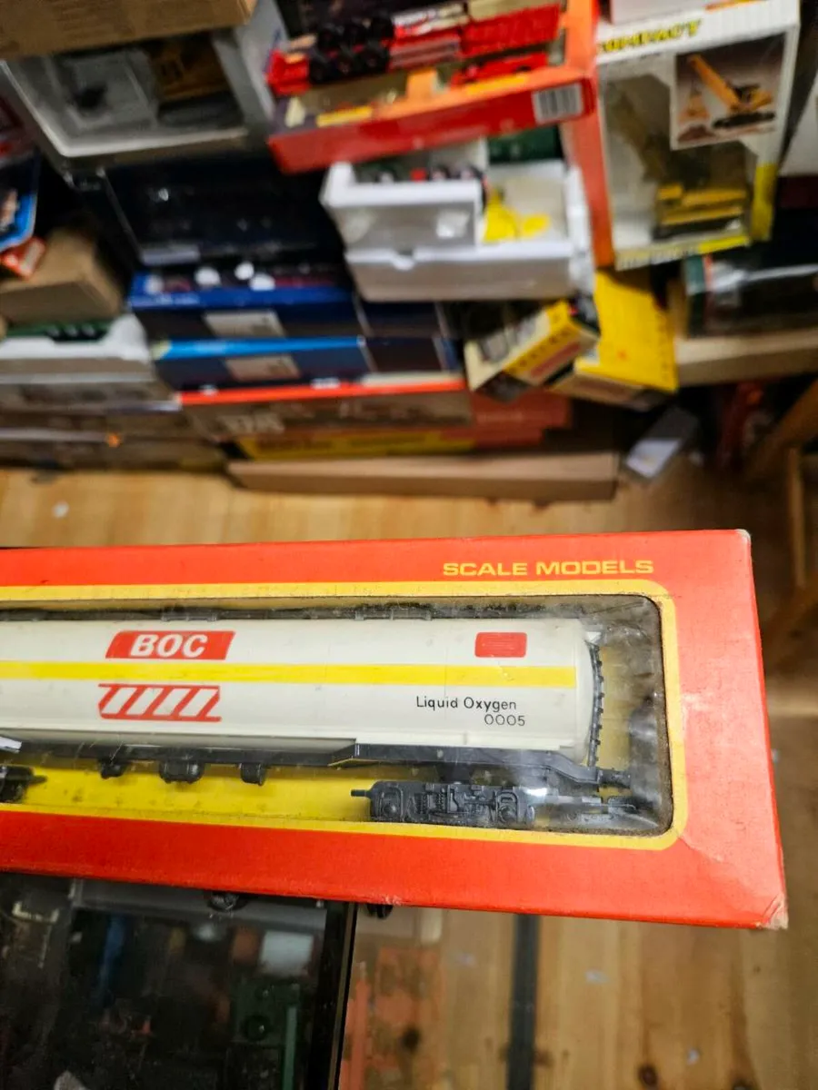 Hornby OO Gauge BOC Tanker - Image 3